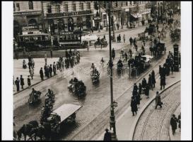 cca 1925 Munkácsi Márton (1896-1963) magyar - amerikai fotóriporter és fotóművész felvétele (Motorversenyzők felvonulása Budapesten), a néhai Lapkiadó Vállalat központi fotólaborjának archívumából 1 db modern nagyítás, jelzés nélkül, (a képen látható még lovaskocsi, locsolóautó, villamos, forgalomirányító rendőr, lovasrendőr is, talán a Móricz Zsigmond körtérnél???), 15x21 cm