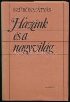 Szűrös Mátyás: Hazánk és a nagyvilág. (Dedikált!) Bp., 1985, Kossuth. Kiadói egészvászon-kötés, kiadói papír védőborítóban. A szerző, Szűrös Mátyás (1933- ) politikus (az MSZMP Központi Bizottságának titkára, az Országgyűlés elnöke, a rendszerváltást követően a Magyar Köztársaság ideiglenes köztársasági elnöke, majd az MSZP országgyűlési képviselője) által Andreas Oplatka (Oplatka András) (1942-2020) magyar származású svájci történész, újságíró, műfordító részére dedikált példány.