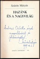 Szűrös Mátyás: Hazánk és a nagyvilág. (Dedikált!) Bp., 1985, Kossuth. Kiadói egészvászon-kötés, kiad...