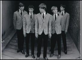 cca 1963 Rolling Stones együttes tagjai, még pepita zakóban (jól nevelt, angol fiatalokhoz illően), de már cigivel a kézben, a néhai Népművelési Intézet könnyűzenei referensének gyűjteményéből 1 db modern nagyítás, jelzés nélkül, 15x21 cm