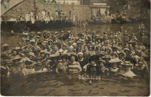 1906 Abbazia, Opatija; fürdőzők csoportképe / bathers. E. Jelussich photo