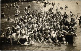 Abbazia, Opatija; fürdőzők csoportképe / bathers. Atelier Mayer photo