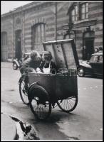 cca 1949 Doisneau, Robert (1912-1994) francia fotóriporter és fotóművész felvétele (Az előre beszedett fuvardíj), 1 db modern nagyítás, jelzés nélkül, Réti Pál (1918-1989) budapesti fotóművész hagyatékából, aki fotóművészeti, fotótörténeti előadásaihoz gyűjtött (sokszor csere vagy levelezés útján) illusztrációs anyagokat az 1960-as, 1970-es években, a Népművelési Intézetben betöltött ,,fotóművészeti referens" állásában, 21x15 cm