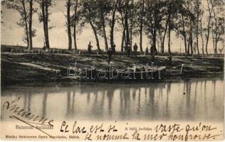 1904 Balaton, Balatoni halászat, a háló javítása. Balázsovich Gyula fényképész kiadása (EK)