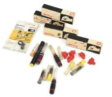 Rotring tuskihúzó készlet: 7 darab klf vastagságú toll, 5 darab klf vastagságú tollhegybetét, kétoldalas tollszár, sabloníró bilincs, tollbetét becsavaró sapka.