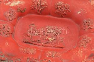 Erdei mintás vörösfestett kínáló. cca 19. sz., feltehetően francia vagy német, jelzett, kopással, 30...