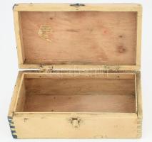 Antik mesefigurákkal festett fa doboz, kopással, 30x16x10 cm