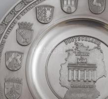 2 db ón tál. Német tartományok és Berlin, címerekkel modern, német plasztikus darabok d: 22-30 cm