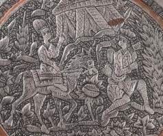 Vadász jelenetet ábrázoló, keleti mintás tál. Kézzel készített, kalapált, festett, ón fali dísz d: 3...