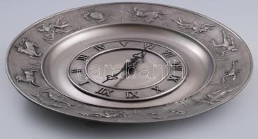 Nagy méretű ón falióra, zodiákus plasztikus díszítésekkel d: 42 cm, Kvarc szerkezet javításra szorul
