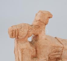 Benczédi Sándor (1912-1998): A szerelmes csókja. 1988. Samottos terrakotta. Jelzett a hátoldalán. BS...