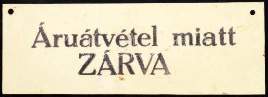 "Átvétel miatt zárva" műanyag tábla, kopásnyomokkal, 8×23 cm