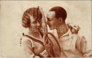 Szerelmes pár teniszütőkkel / Romantic couple with tennis rackets, sport