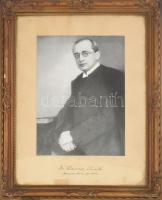 cca 1928 Dr. Ravasz László (1882-1975) református lelkész, a Dunamelléki Református Egyházkerület püspöke, az MTA tagjának portréja. Nagyméretű, kartonra kasírozott fotó, korabeli, dekoratív üvegezett keretben, hátoldalán Karsa Kázmér újpesti képkeretező címkéjével, 21x15 cm, keret: 36,5x28 cm