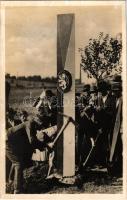 1938 Ipolyság, Sahy; bevonulás. Döntik a trianoni határokat / entry of the Hungarian troops, crushing the column of the Czechoslovak Republic (fl)