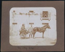 cca 1915-1918 Ágyúszállítás és az üteg gigje, 2 db kartonlapra ragasztott, feliratozott fotó, 8×10,5...