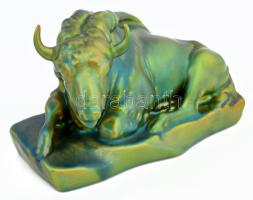 Zsolnay kisplasztika - bölény. Savmaratott felületű eozinmázakkal bevont öntött finomfajansz. Jelzet...