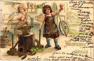 1905 Heureuse année / New Year greeting art postcard with blacksmiths, horseshoes and clovers. Emb. litho (EK)