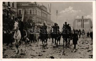 1938 Kassa, Kosice; bevonulás, Horthy Miklós kormányzó fehér lovon / entry of the Hungarian troops, Horthy on white horse