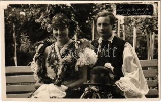 1926 Mezőkövesd, Habsburg József Ferenc főherceg és Anna főhercegnő matyó népviseletben, magyar folklór. photo (vágott / cut)