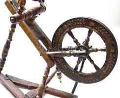 cca 19. sz. vége, Antik rokka, festett, hiányos. /// SZEMÉLYES ÁTVÉTEL, NEM POSTÁZZUK / ONLY PERSONA...