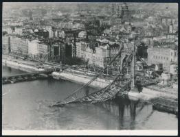 cca 1950 Budapest, a felrobbantott Erzsébet híd, fotó kis szakadással, eredeti negatívról későbbi előhívás, 9×12 cm