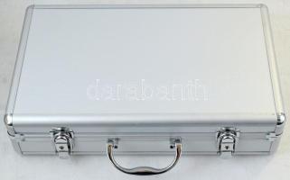 Alumínium érmetartó koffer használt, de újszerű állapotban, benne 4db érmetartó tálca: 2db 35x35mm-e...