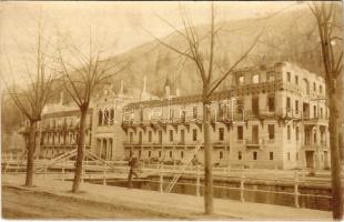 Slanic-Moldova, Baile Slanic, Szlanikfürdő (Bacau); WWI military, ruins of Hotel Racovita after the fire, K.u.k. soldier. photo (fl)