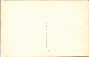 Mezőgazdasági munkások aratás és cséplés után kazalt készítenek. photo