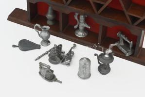 Mini ón tárgy gyűjtemény tartó polccal. Hangszerek, használati tárgyak kicsinyített másai a polcokon...