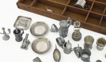 Mini ón tárgy gyűjtemény 28 rekeszes tartó polccal. pohárkák, tálkák, hajó, szobrok, használati tárg...