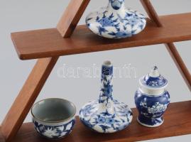 Mini keleti porcelán tárgy gyűjtemény 12 rekeszes tartó polccal. Kínai, japán, thai pohárkák, vázák,...