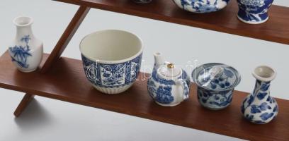 Mini keleti porcelán tárgy gyűjtemény 12 rekeszes tartó polccal. Kínai, japán, thai pohárkák, vázák,...