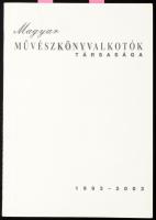 Kiss Ilona, Pataki Tibor (szerk.): Magyar művészkönyvalkotók társasága 1993-2003. H.n., é.n., k.n.. 81 p. Kiadói papírkötés. Színes képekkel, többek közt Damó István, Olajos György, Szyksznian Wanda műveinek reprodukcióival illusztrált.