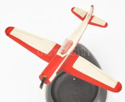 Yak-18P szovjet műrepülőgép modell, fém talapzaton, m: 20 cm
