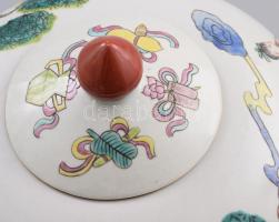 Kínai famille rose stílusú, sokalakos festésű fedeles váza, jelzés nélkül, hibátlan, m: 20,5 cm