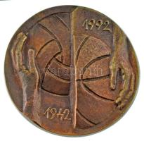 1992. A kosárlabdasportért 50 / 1942-1992 kétoldalas, öntött bronz emlékplakett, dísztokban (89mm) T:AU