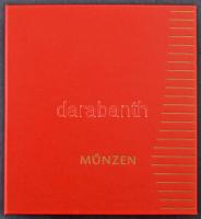 1db négygyűrűs berakóalbum, 10db műanyag berakólappal, összesen 202db férőhellyel klf méretű érmék számára, hozzá érmetartó kartonokkal, karton védőtokban, jó állapotban