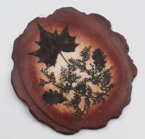 Szemereki Teréz: Levélnyomatos dísztál. Jelzett, 31x28 cm