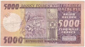 Madagaszkár DN (1975) 5000Fr (1000A) T:F tűlyukak
Madagascar ND (1975) 5000 Francs (1000 Ariary) C:...