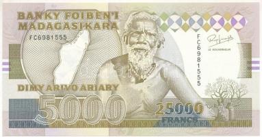 Madagaszkár DN (1992-1994) 25.000Fr (5000A) T:UNC Madagascar ND (1992-1994) 25.000 Francs (5000 Ariary) C:UNC Krause P#74Aa