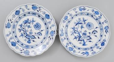 2 db Meisseni porcelán süteményes tányér Máz alatti kék festéssel, jelzett, d: 21 cm