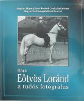 Báró Eötvös Loránd, a tudós fotográfus. A kötetet összeállította és a kísérő tanulmányt írta: Kis Domokos Dániel. A magyar fotográfia történetéből 19. Bp., 2001., Magyar Fotográfiai Múzeum-Magyar Állami Eötvös Loránd Geofizikai Intézet. Eötvös Loránd nagyon gazdag fekete-fehér fotóival, jelentős részben hegyekkel, utazással és hegymászással kapcsolatos fotóival illusztrált. Kiadói papírkötés. Megjelent 200 példányban. Kiss Domokos Dániel által DEDIKÁLT példány.