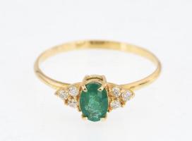 Arany (Au) 14K gyűrű smaragddal és gyémántokkal, jelzett, tanúsítvánnyal, méret: 56, bruttó: 1,5 g