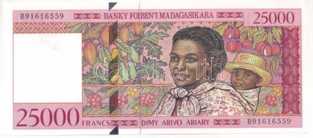 Madagaszkár DN (1998-2003) 25.000Fr T:UNC Madagascar ND (1998-2003) 25.000 Francs C:UNC Krause P#82