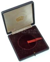 Fekete színű emlékérem tok, 59mm-es fészekkel. A tok belső oldalán "BOCZÁN KÁROLY BUDAPEST VIII...