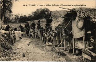 Hanoi (Tonkin), Village du Papier. Femme tirant le papier de la Cuve / Paper making village, Vietnamese folklore