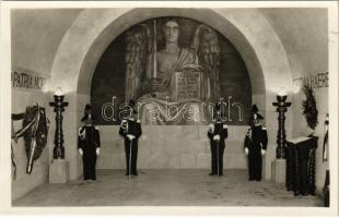 Bolzano, Bozen (Südtirol); Monumento alla Vittoria, Interno della Cripta / Victory Monument, crypt, interior with guard