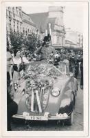 1940 Kolozsvár, Cluj; bevonulás, csendőr virágokkal feldíszített autóban, háttérben az evangélikus templom / entry of the Hungarian troops, gendarme in automobile decorated with flowers, Lutheran church. photo