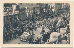 1940 Kolozsvár, Cluj; bevonulás, csendőr virágokkal feldíszített autóban, drogéria, Katz Ferdinánd üzlete / entry of the Hungarian troops, gendarme in automobile decorated with flowers, drugstore, shops. photo